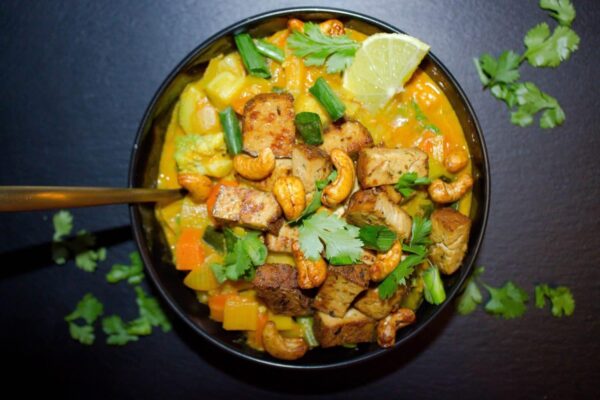 CURRY DE LÉGUMES, TOFU ET NOIX DE CAJOU